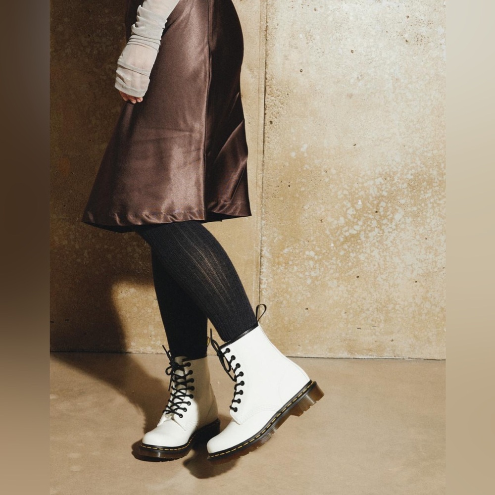DR. MARTENS 1460 WOMEN'S SMOOTH LEATHER LACE UP BOOTS - Picture 6 of 16